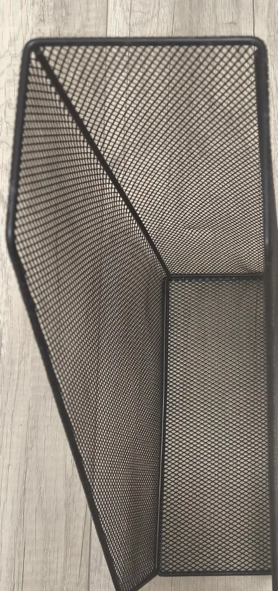 Archivador vertical de metal negro