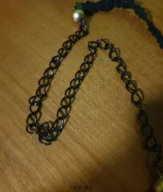 Collana nera e oro con perle e pompon