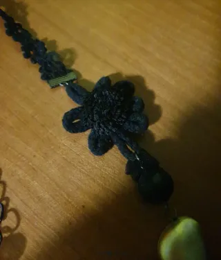 Collana nera e oro con perle e pompon