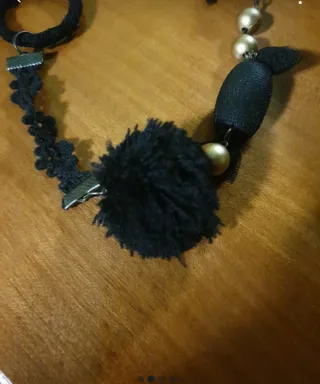 Collana nera e oro con perle e pompon