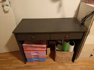 Escritorio gris y flexo negro.