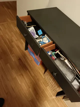 Escritorio gris y flexo negro.