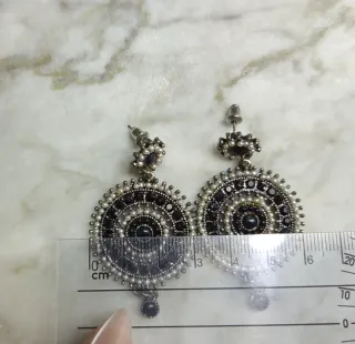 Pendientes redondos plateados y negros