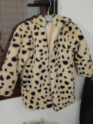 Cappotto beige per bambini con stampa a pois neri