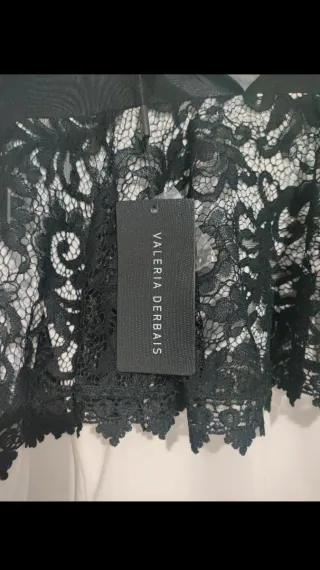 Blusa VALERIA DERBAIS encaje negro y blanco