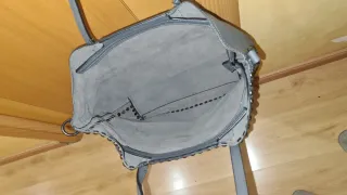 Bolso gris con tachuelas