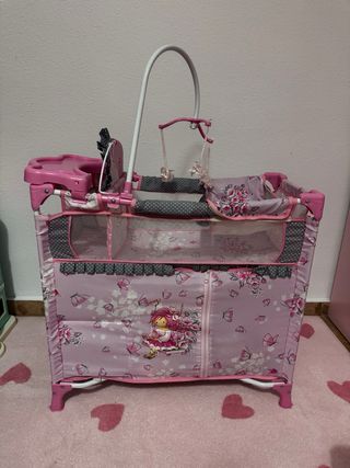 Cuna de bebé con juguetes y armario