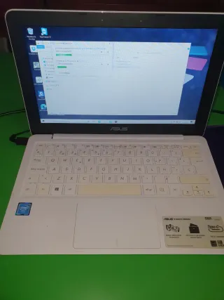 Portátil Asus blanco