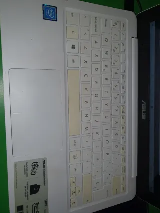 Portátil Asus blanco