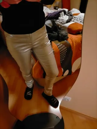 Pantalón pitillo plateado