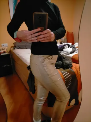 Pantalón pitillo plateado