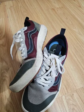 Zapatos Vans grises y verdes