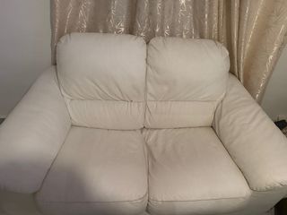 Sofá de piel blanco en buen estado