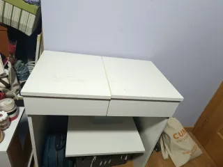 Tocador blanco y rojo