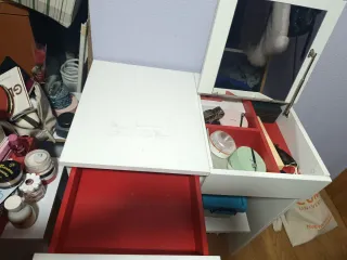 Tocador blanco y rojo