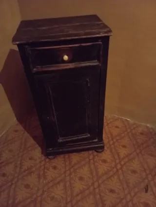 Vecchie comodini in legno