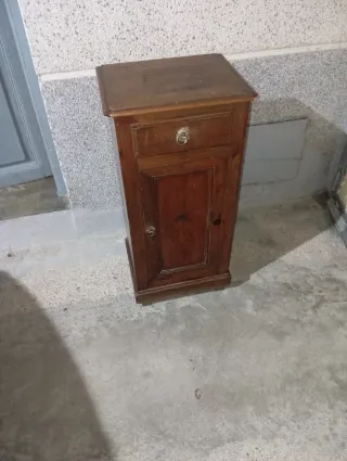 Vecchie comodini in legno