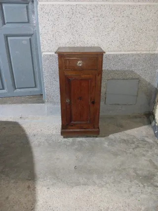 Vecchie comodini in legno