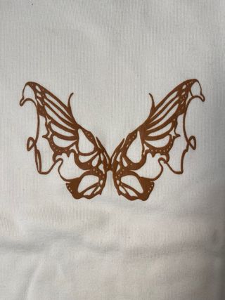 Camiseta blanca con estampado de mariposa bershka