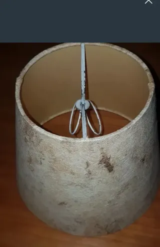 Pie de lámpara y pantalla pergamlno