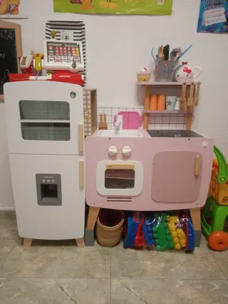 Cocinita y nevera de juguete