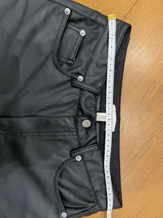 Pantalón recto simil piel