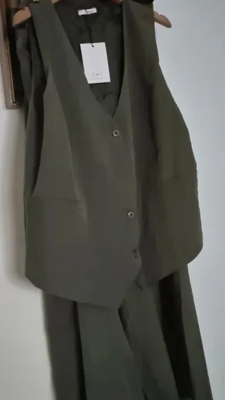 Conjunto chaleco y pantalón verde caqui 44/48. 18