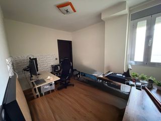 Alquilo piso en residencial con piscina.