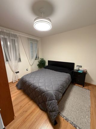 Alquilo piso en residencial con piscina.