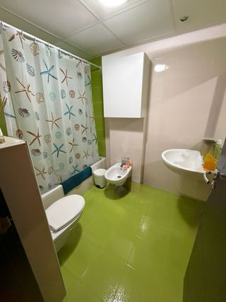 Alquilo piso en residencial con piscina.