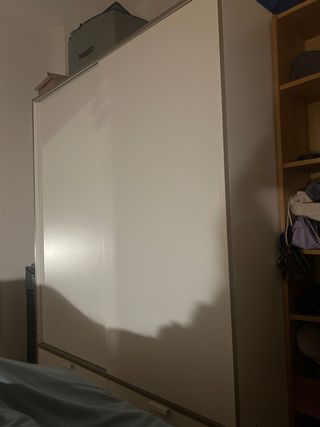 Armadio con ante scorrevoli e cassetti