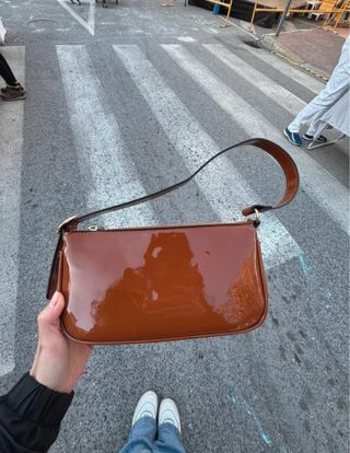 Bolso charol marrón Stradivarius