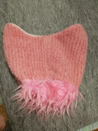 Berretto rosa foderato decorato con pelo