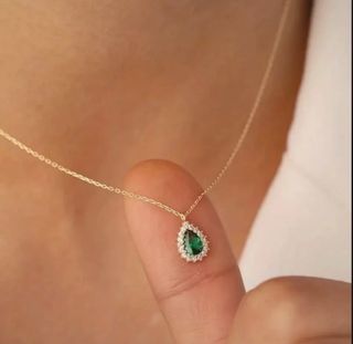 Collar de oro golfilledcon esmeralda y diamantes !