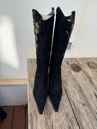 Stivali neri con decorazioni