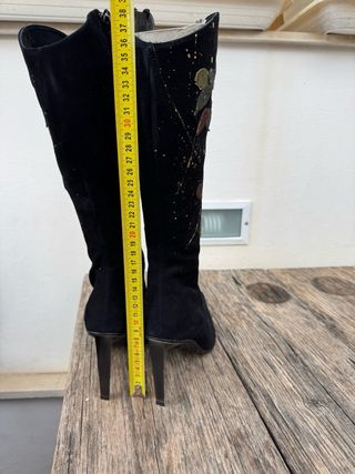 Stivali neri con decorazioni