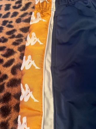 Pantalón chándal Kappa azul y naranja