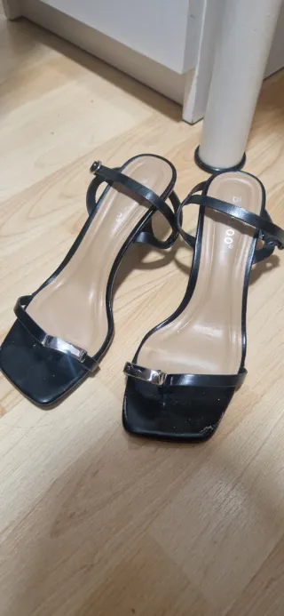 Tacones negros con tira plateada