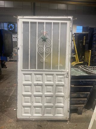 Puerta hierro de cuarterones y cristal armado