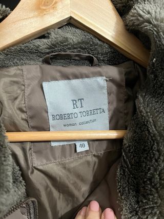 Plumas mujer beige/marrón. Marca Roberto Torreta