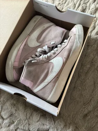 Nike Blazer Mid 77 Rosa y Blanco