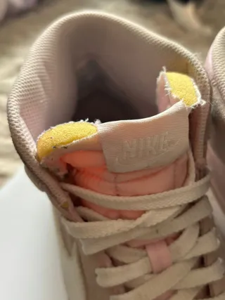 Nike Blazer Mid 77 Rosa y Blanco