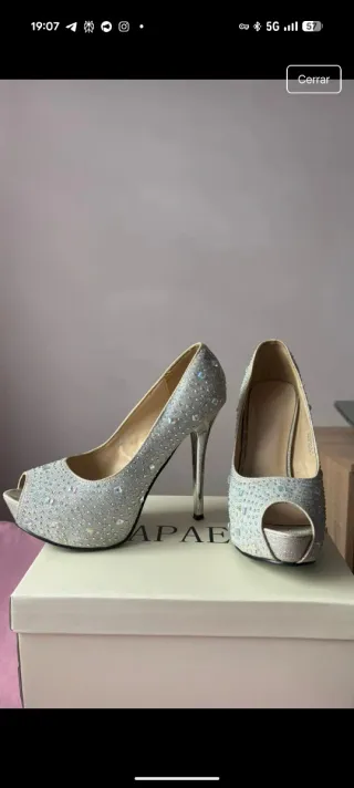 Zapatos de tacón plateados con pedrería