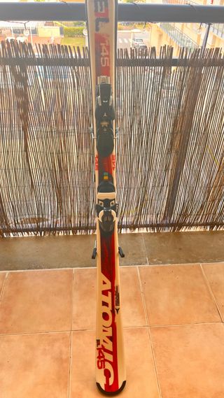 Esquís Atomic EL 145 con fijaciones +bastones