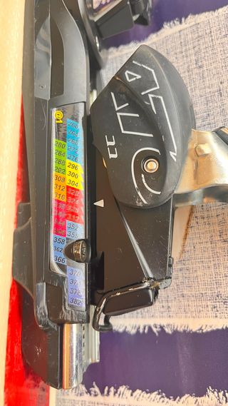 Esquís Atomic EL 145 con fijaciones +bastones