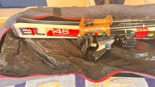 Esquís Atomic EL 145 con fijaciones +bastones