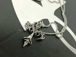 Collana con ciondolo croce gotica