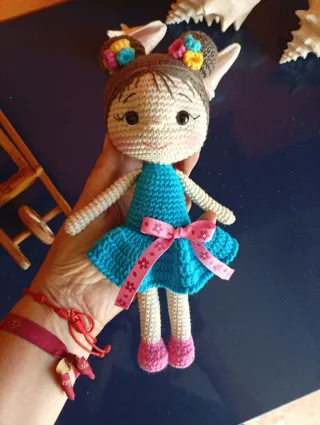 Muñeca amigurumi tejida a mano