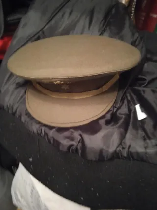 Gorra militar con escudo bordado