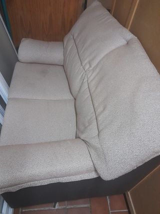 Sofá de tela beige y marrón